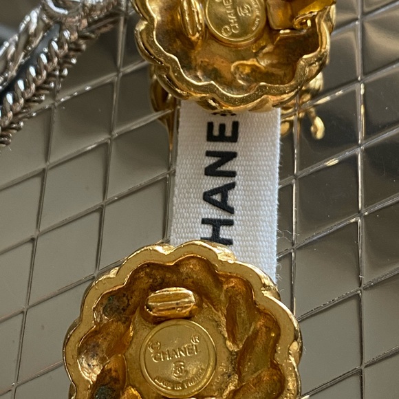 100 AUTHENTIC VINTAGE PEARL CHANEL EARRINGS - Picture 2 of 4